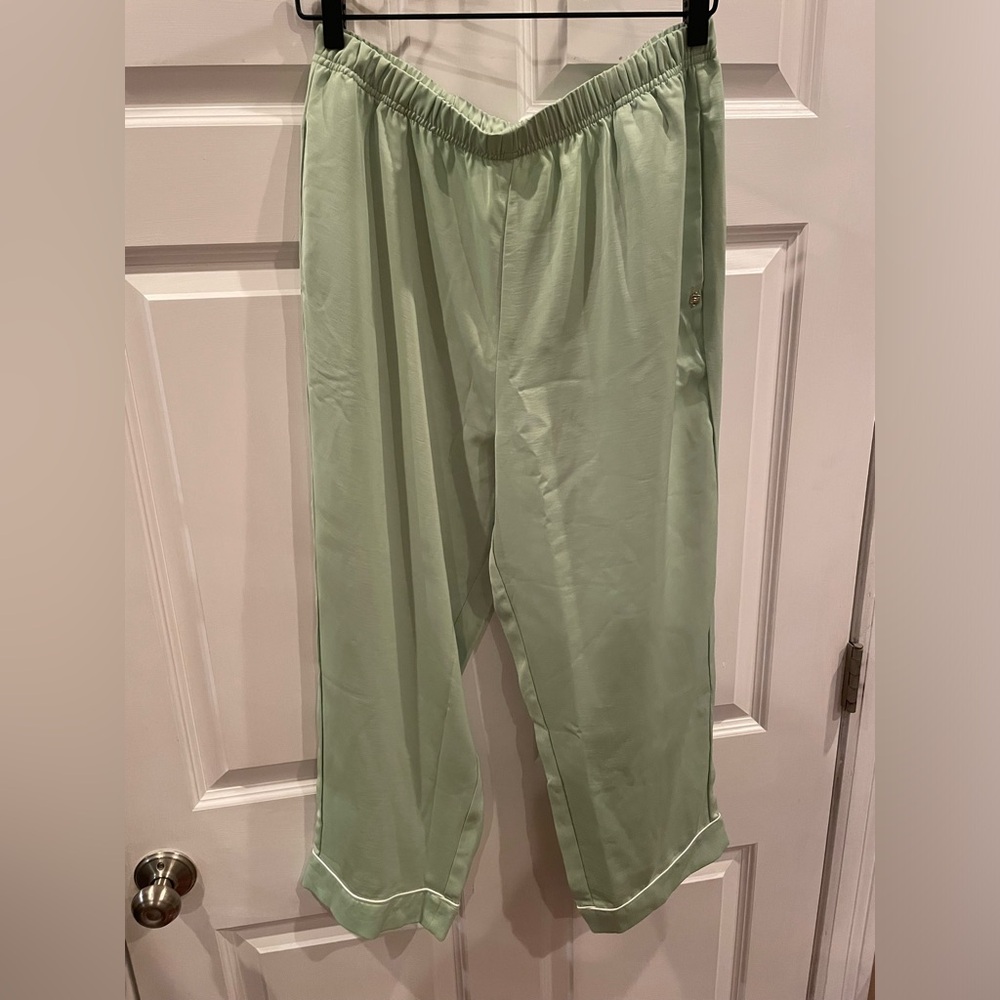 Ecosatin crop pant in XL.